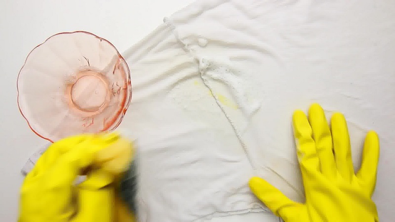 Enlever de la peinture sur un vêtement selon le type de peinture