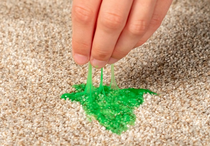 Enlever du slime séché : moquette, canapé, vêtements et tissu